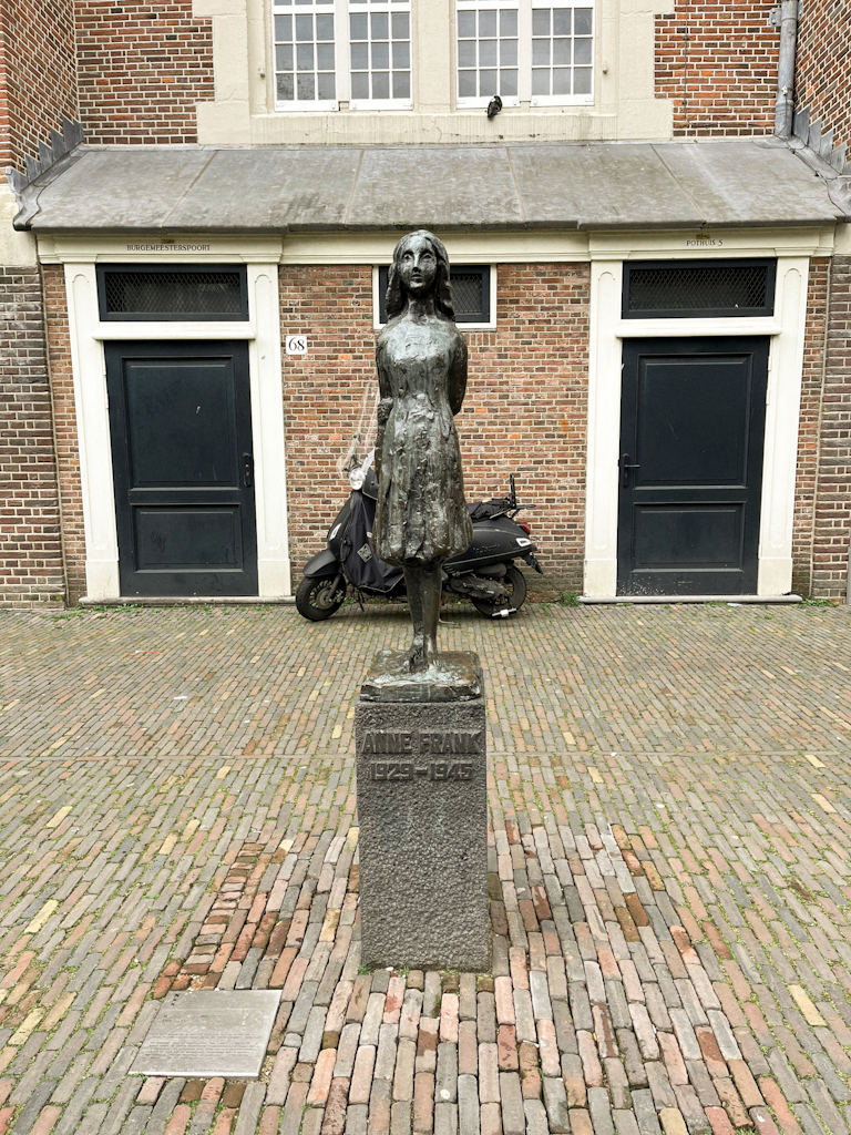 Estatua Ana Frank Estatua Ana Frank