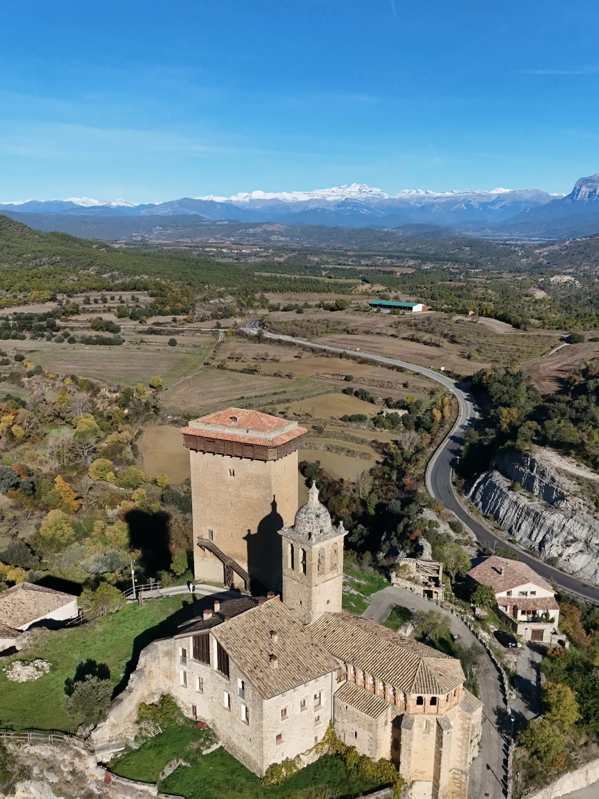 Torre románica del castillo de Abizanda dominando el paisaje del Sobrarbe en Huesca.