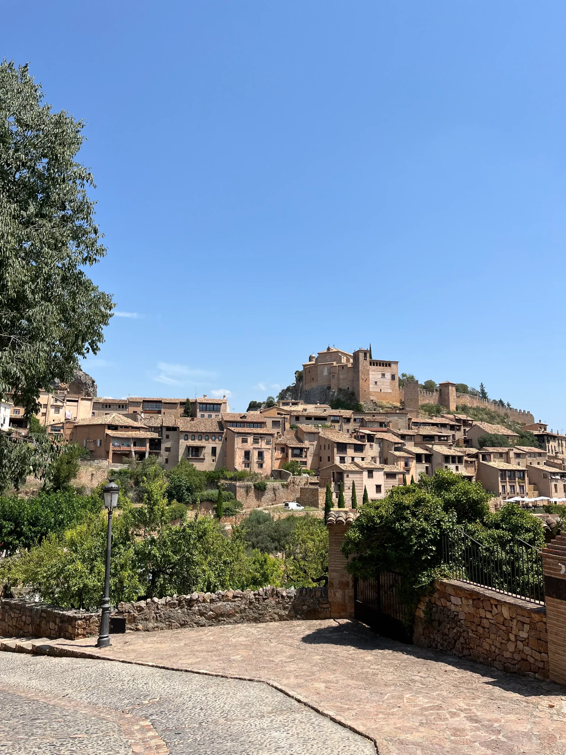 Ruta por pueblos bonitos del Sobrarbe cerca de Aínsa, entre montañas, plazas medievales y paisajes del Pirineo