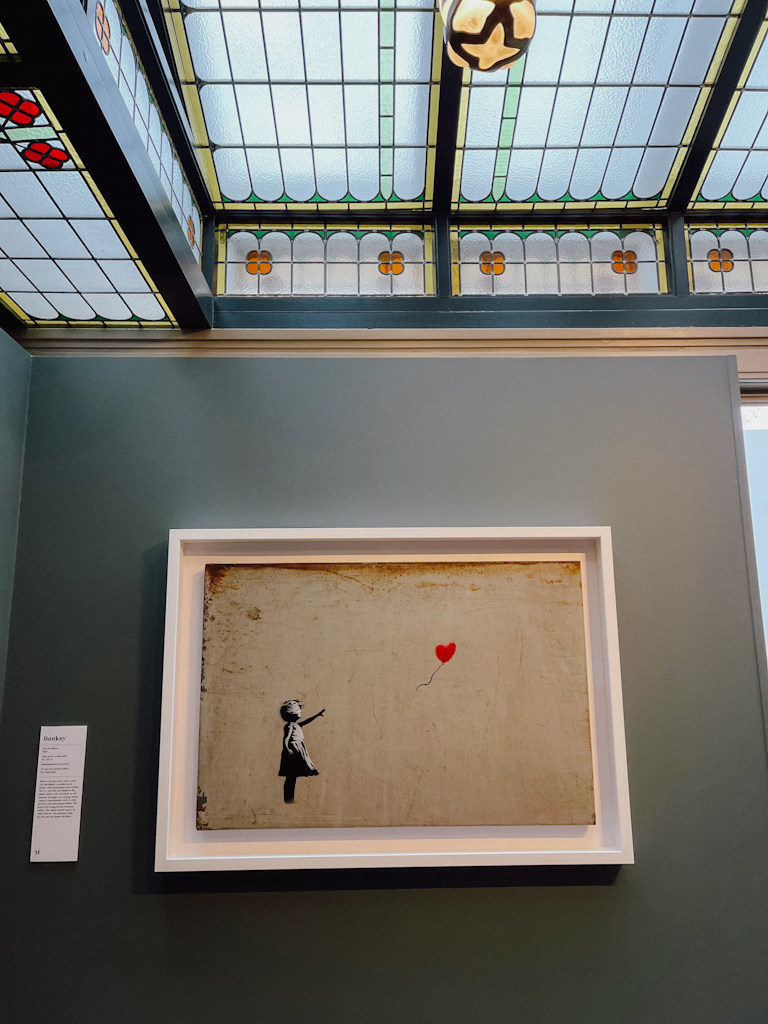 niña con globo banksy cuadro niña con globo banksy en Moco Museum
