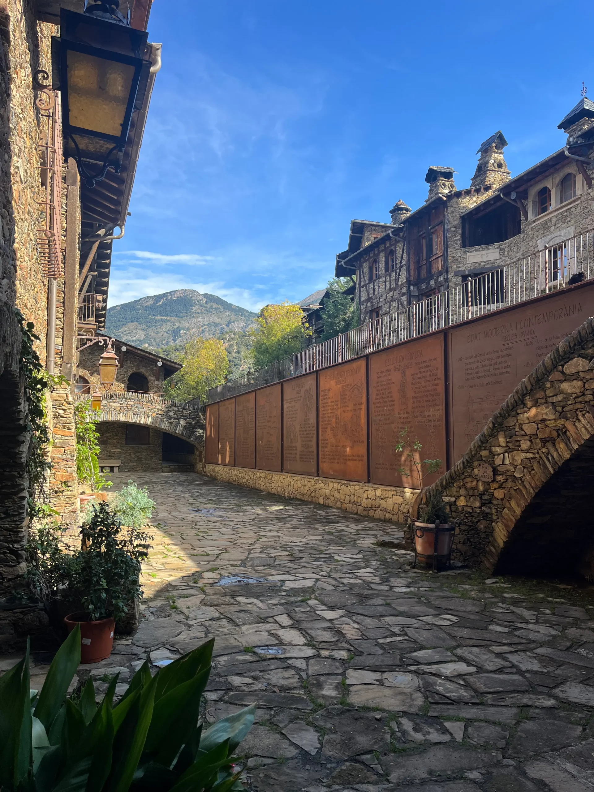 auvinya_plaza_historia Plaça de la Història en el centro Auvinyà