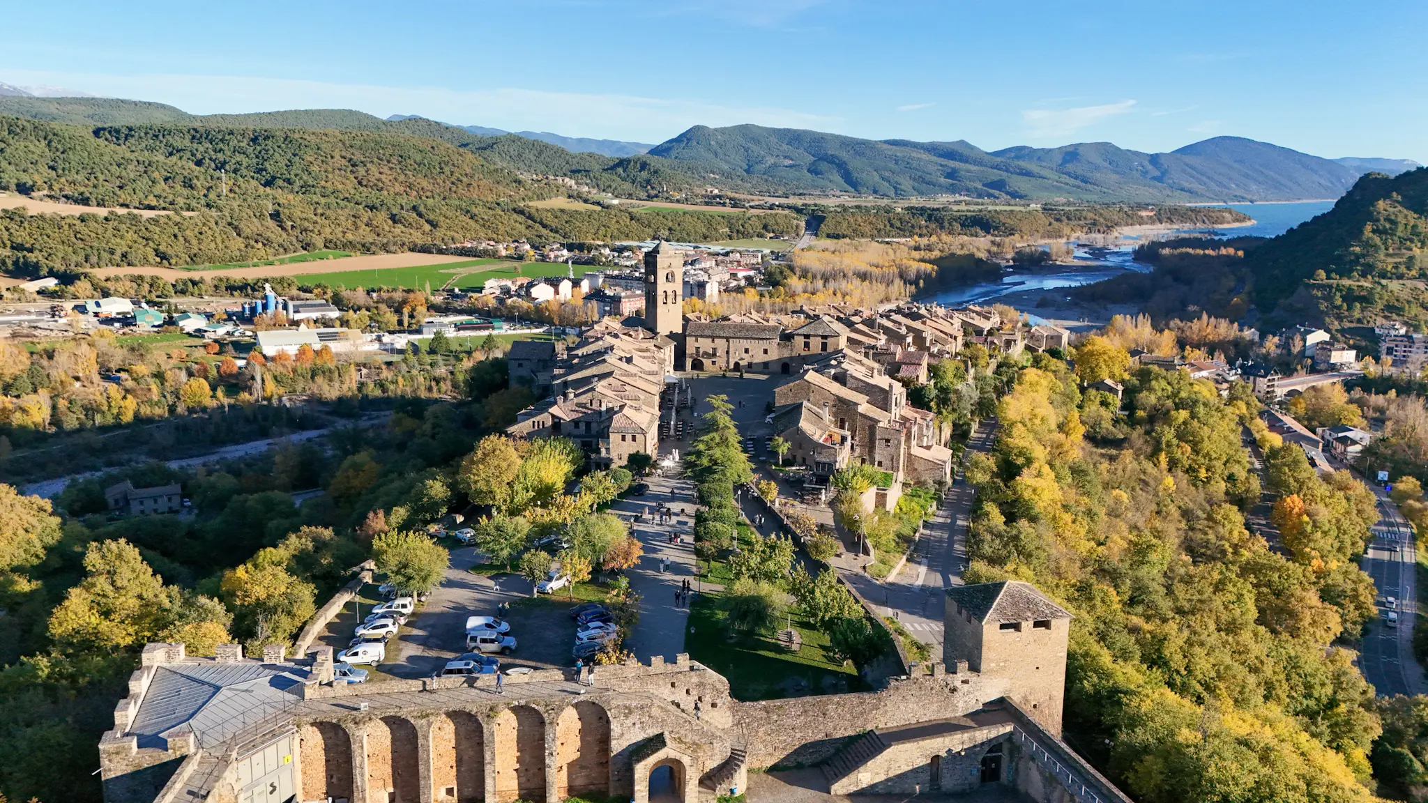 Aínsa, pueblo bonito del Pirineo aragonés en otoño