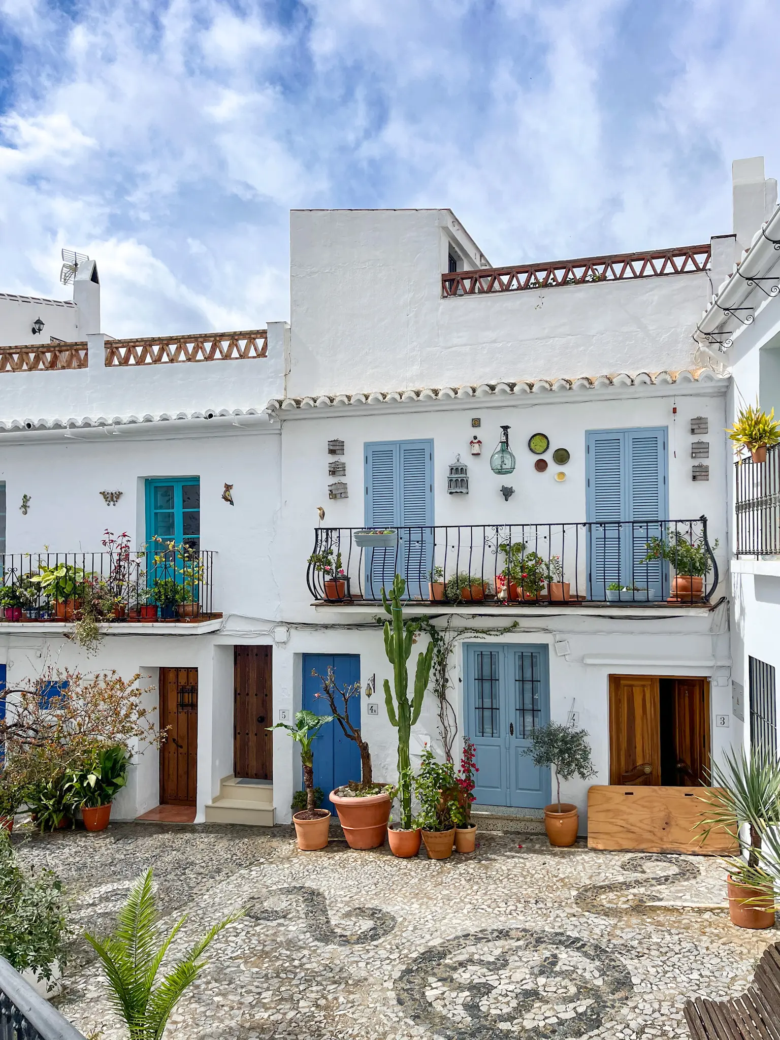 Frigiliana, pueblo blanco de Málaga en primavera