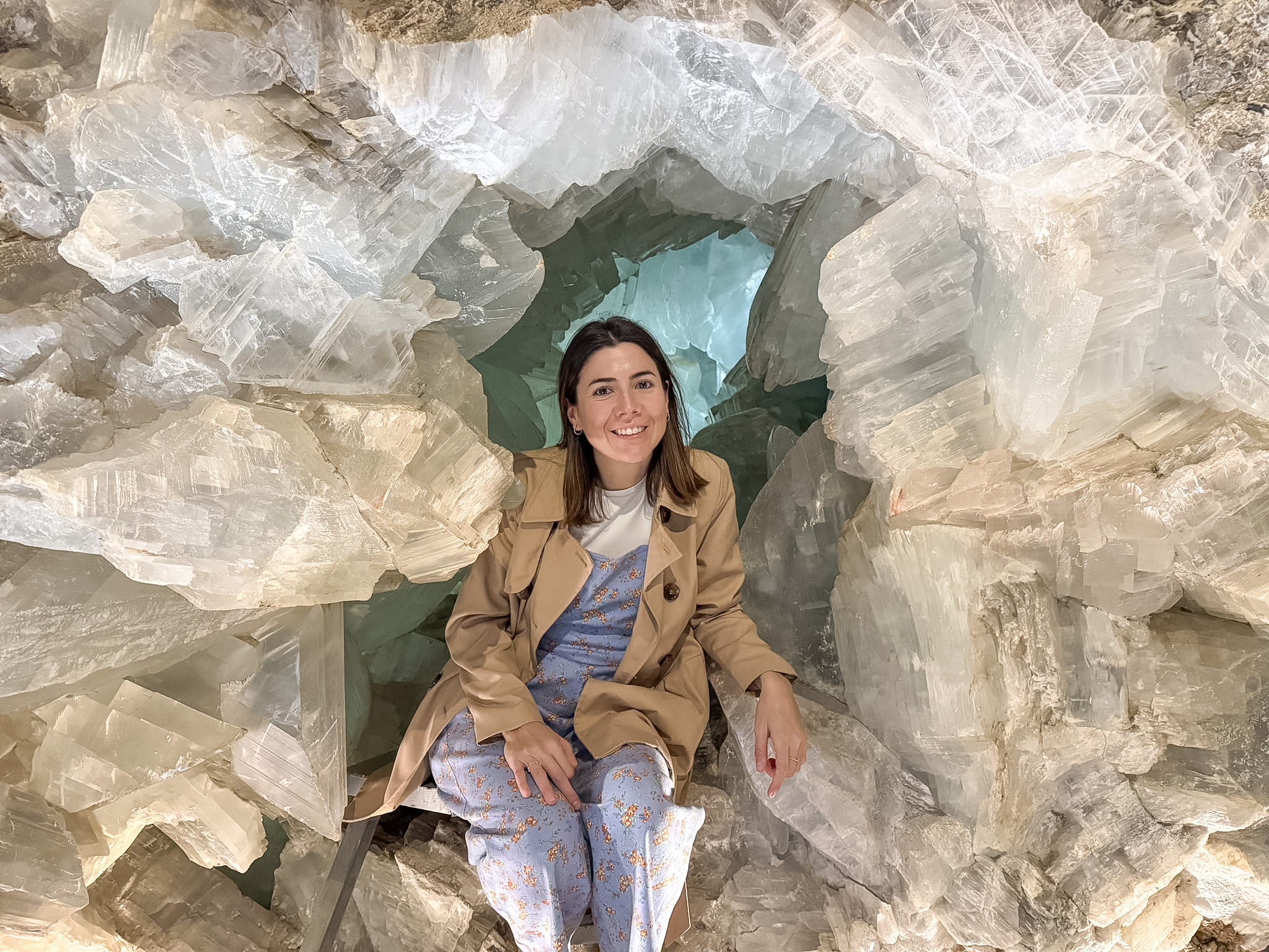 Interior de la Geoda de Pulpí con grandes cristales de yeso