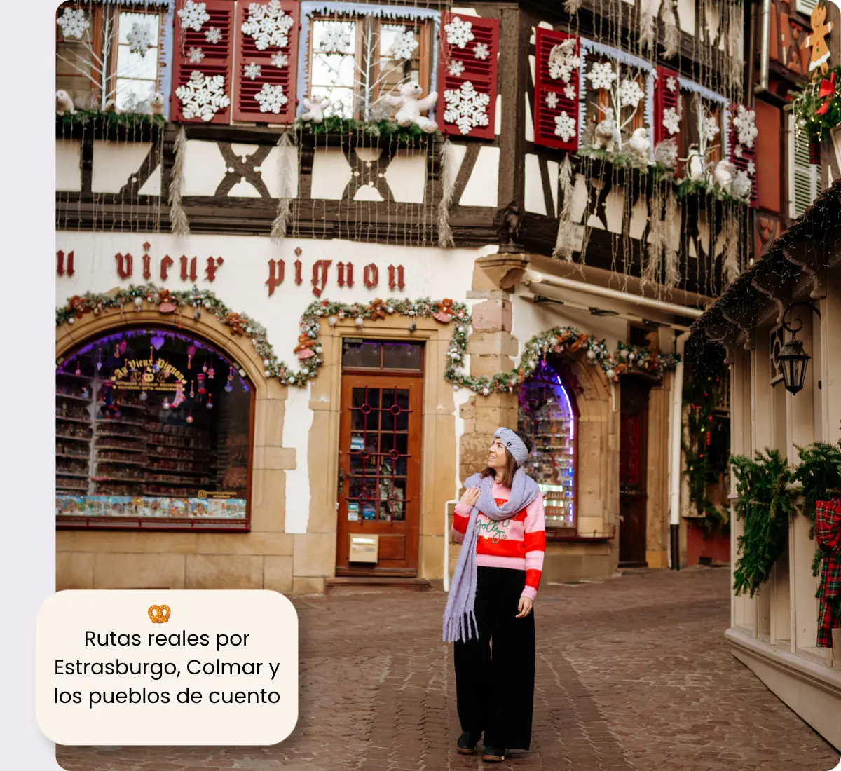 Mercadillo de Navidad en Colmar, Alsacia, con casas de entramado iluminadas y guirnaldas