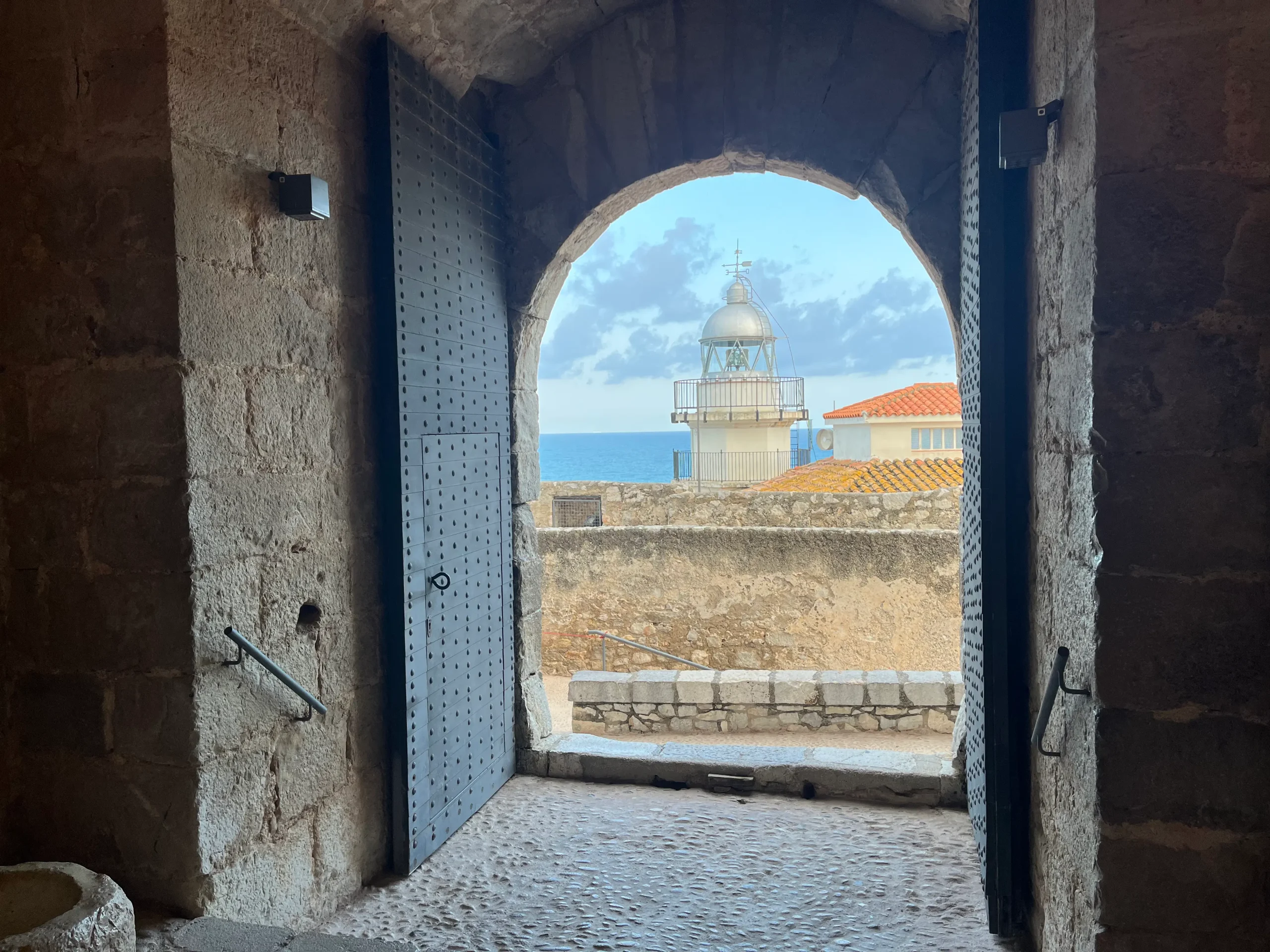 Interior del Castillo de Peñíscola con vistas al Mediterráneo