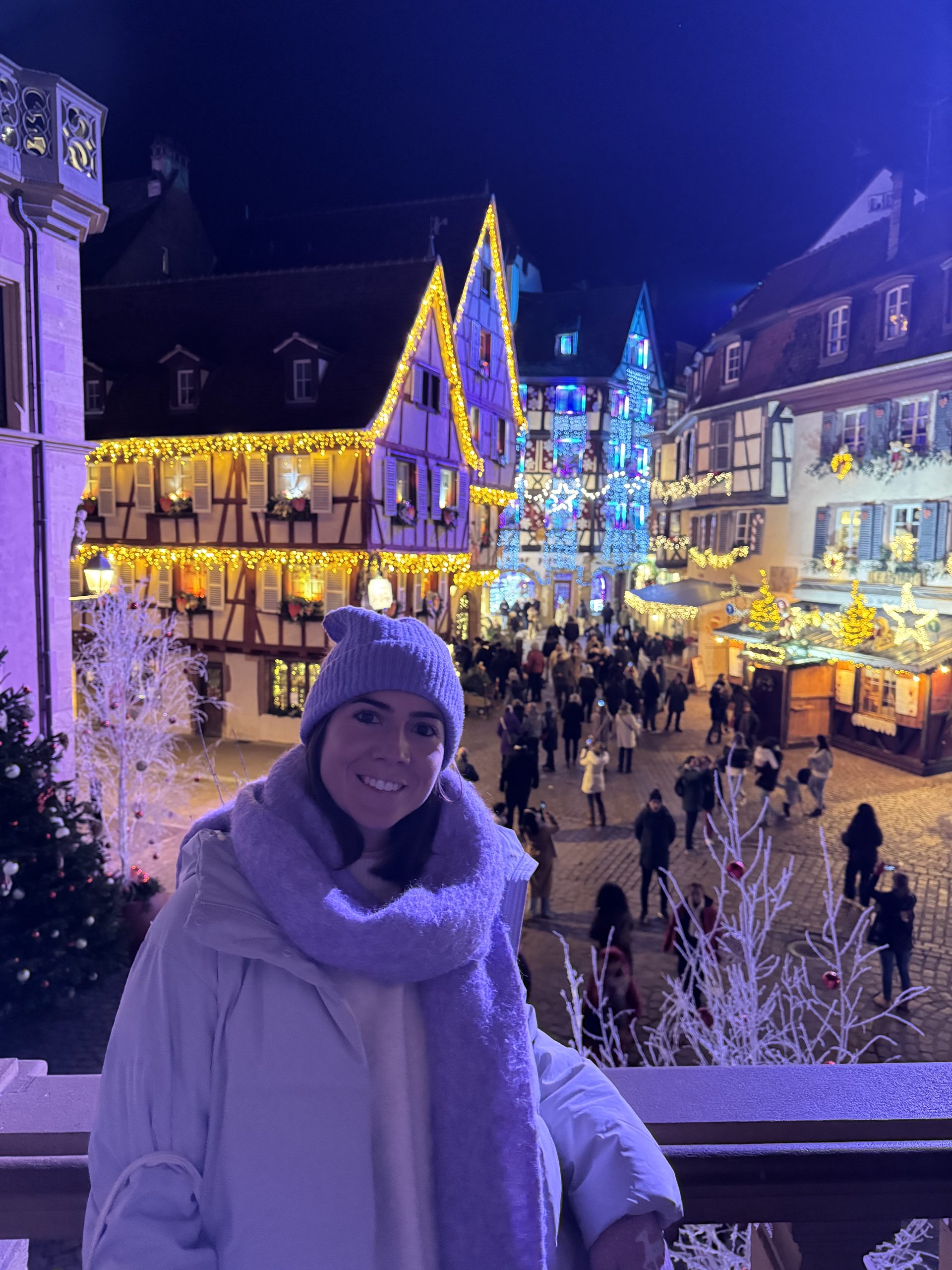 Casas de entramado de madera decoradas en Navidad en la Rue des Marchands de Colmar