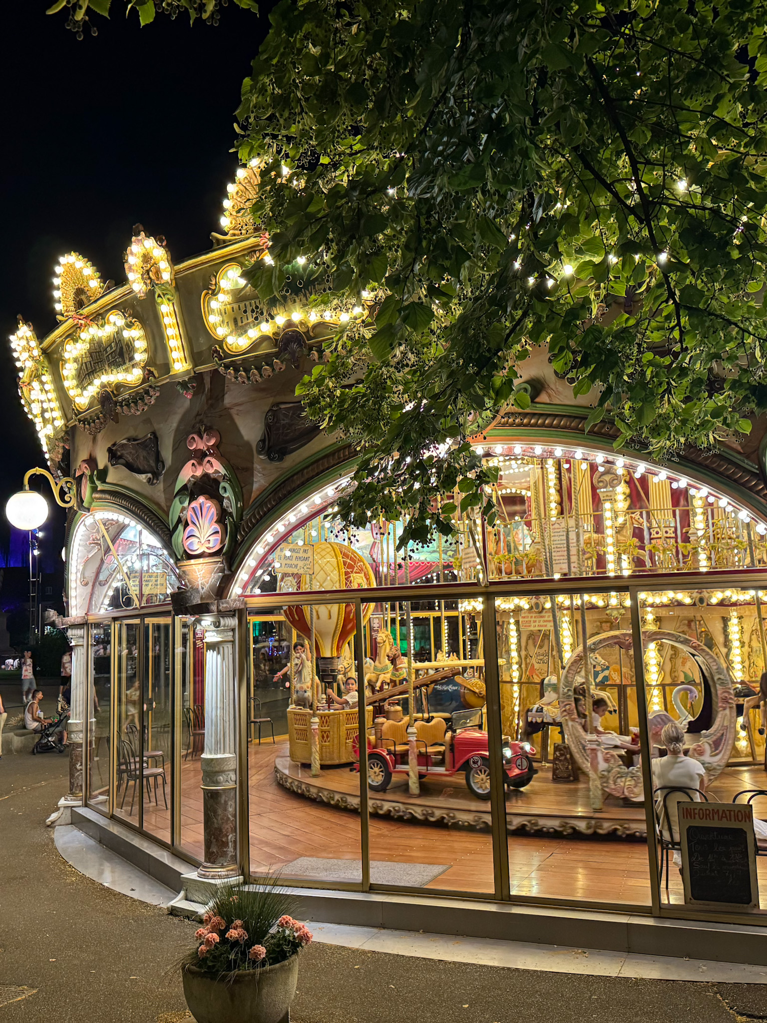 carrussel del 1900 ubicado todo el ao en la plaza rapp en Colmar