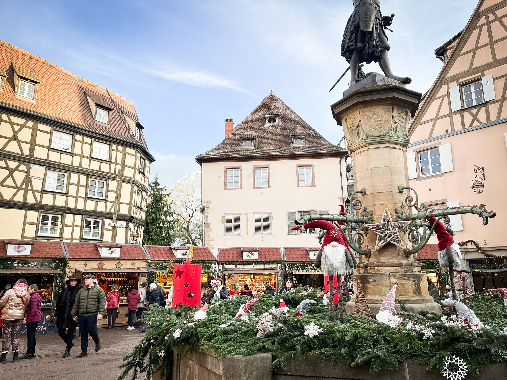 Mercado de Navidad de l’Ancienne Douane en la plaza Schwendi de Colmar junto al canal
