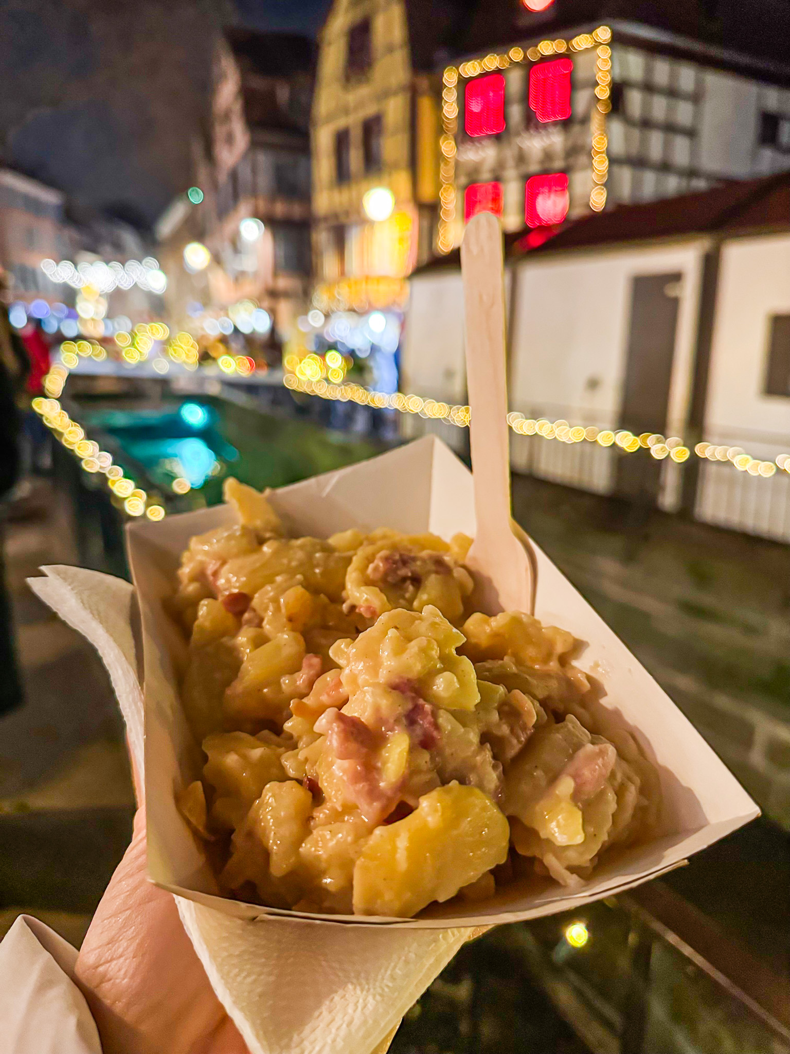 Puesto de pain d’épices y Bredele en el mercado de Navidad gastronómico de la Place Jeanne d’Arc en Colmar