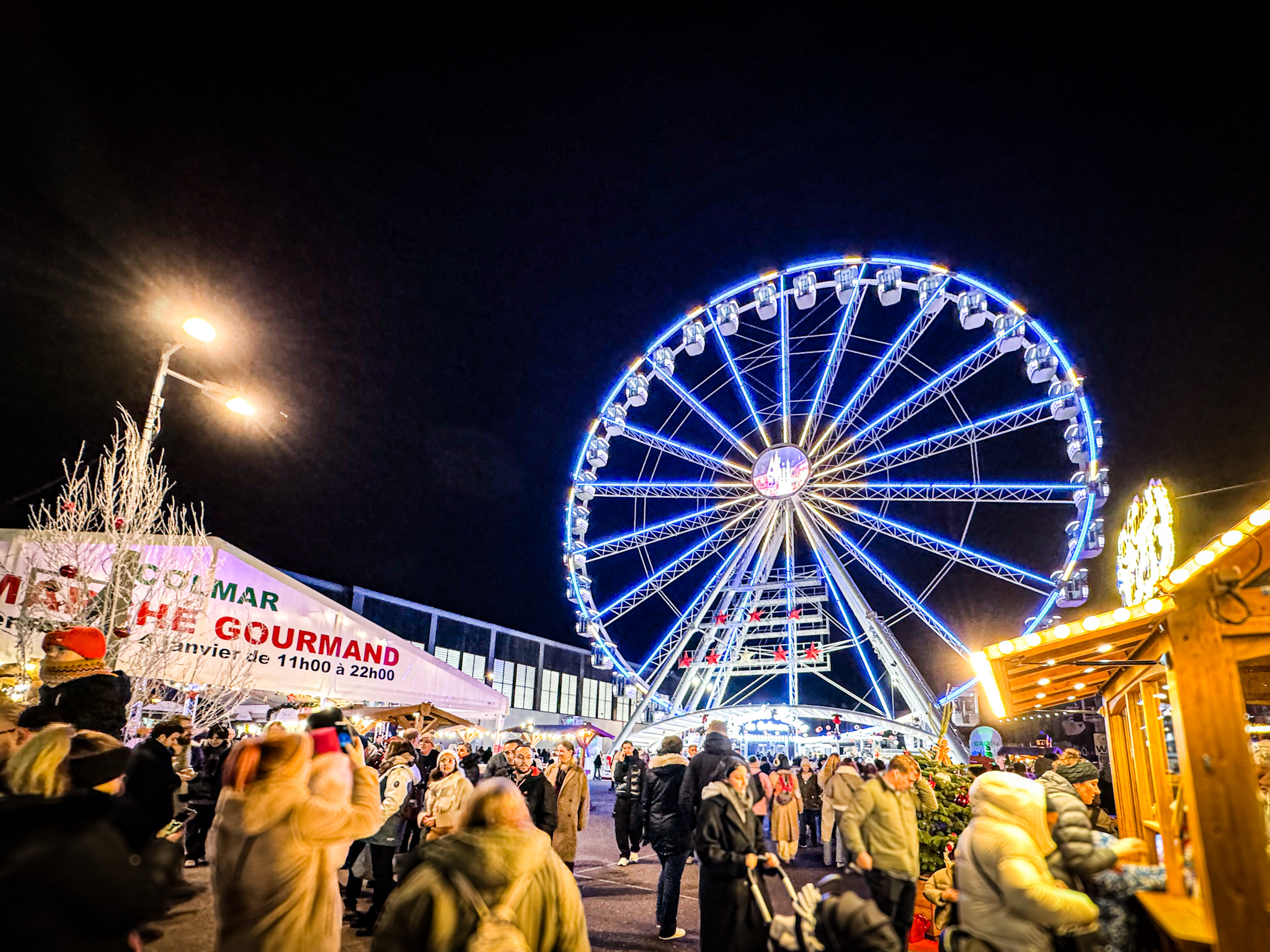 Puestos de comida y bebida alsaciana en el Marché Gourmand de Colmar en Navidad