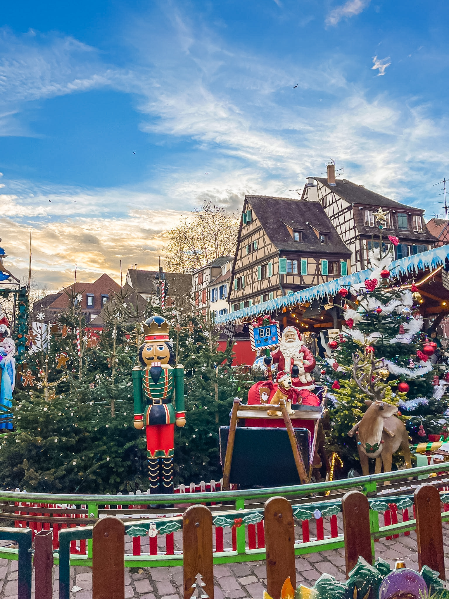 Carrusel y buzón gigante de Papá Noel en el mercado de Navidad infantil de Colmar
