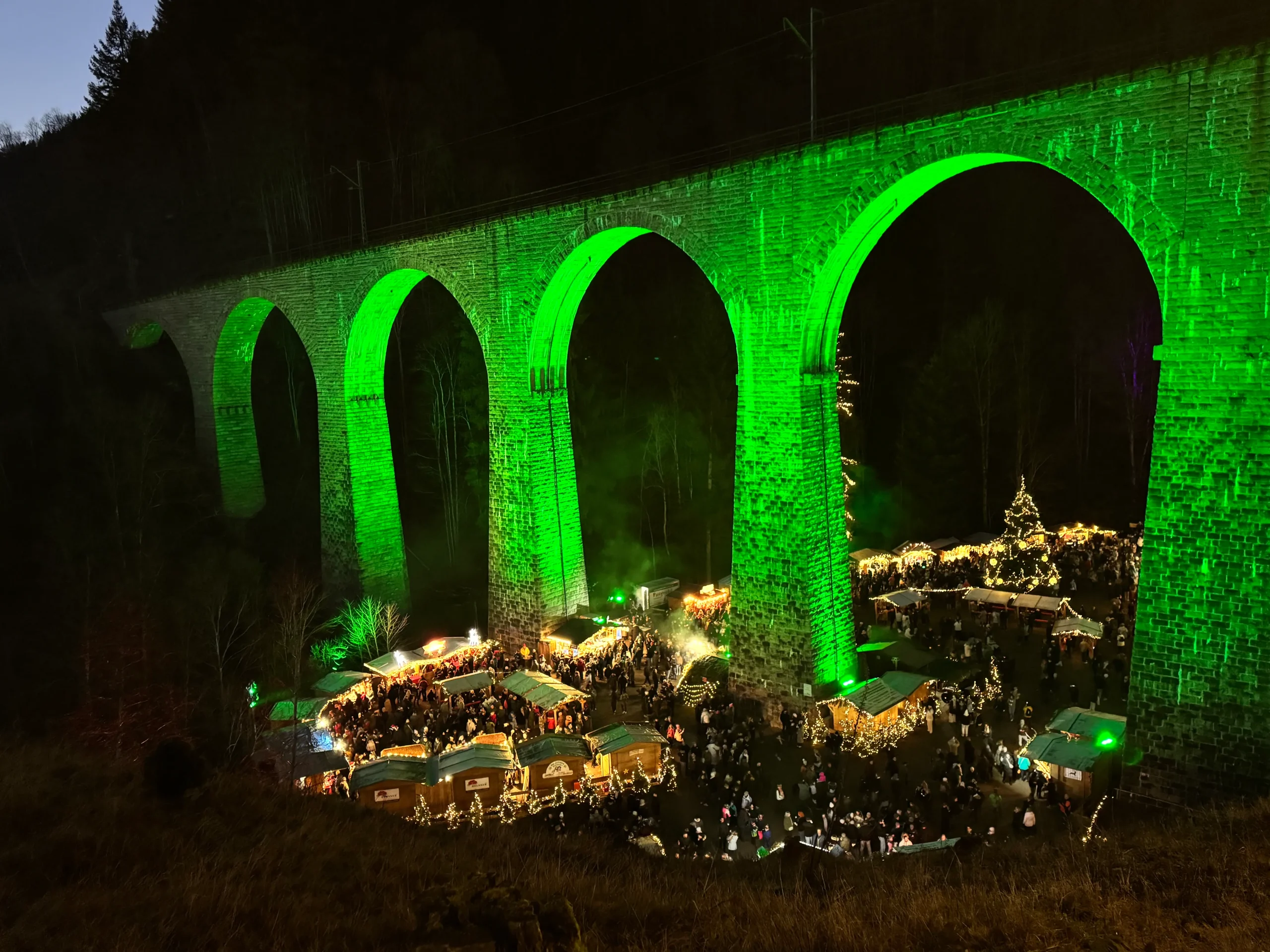 Mercadillo de Navidad de Ravennaschlucht con el viaducto iluminado en la Selva Negra